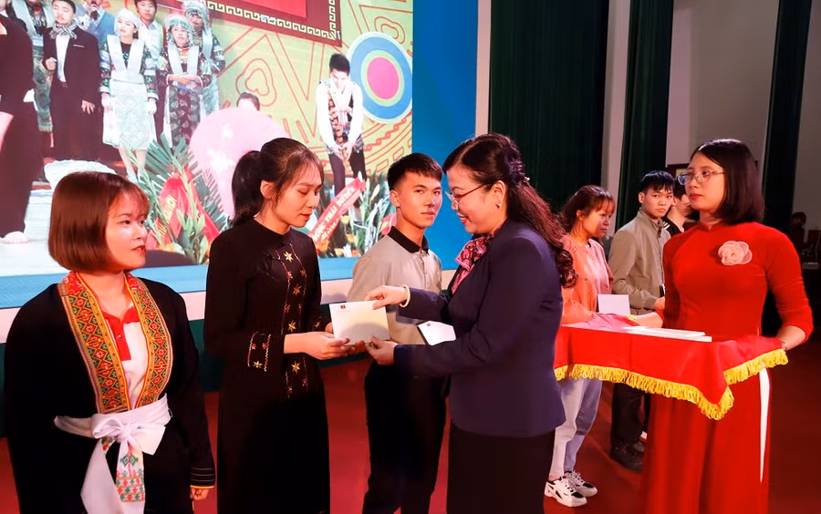 PGS. TS Nguyễn Thanh Hải, Bí thư tỉnh ủy Thái Nguyên trao quà cho 20 sinh viên vùng sâu, vùng xa vượt khó học giỏi