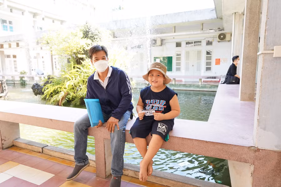 Em trai theo anh về trường nhập học.
