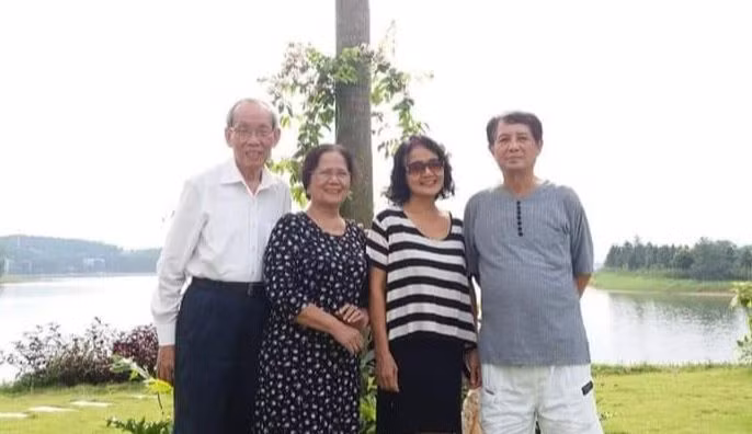 Vợ chồng TSKH Phạm Đỗ Nhật Tiến (bên phải) trong một bức ảnh chụp cùng vợ chồng GS.TS Trần Hồng Quân (bên trái). Ảnh: NVCC Vợ chồng TSKH Phạm Đỗ Nhật Tiến (bên phải) trong một bức ảnh chụp cùng vợ chồng GS.TS Trần Hồng Quân (bên trái). Ảnh: NVCC