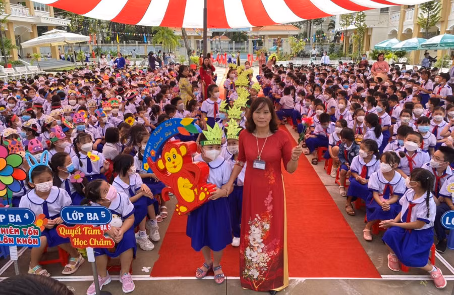Cô trò tiểu học TP Mỹ Tho (Tiền Giang) trong ngày khai giảng. Ảnh: X. Uyên
