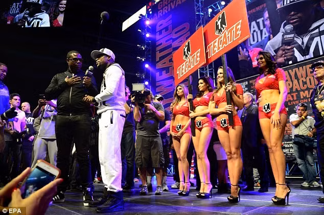 Bốn người mẫu tiếp lửa trận Mayweather - Pacquiao