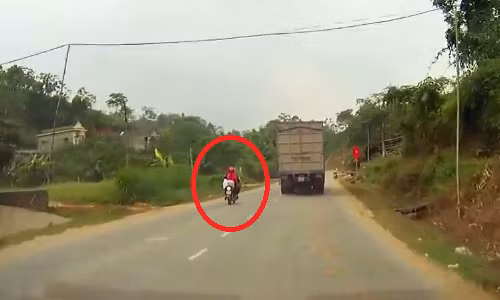 Có thời điểm, xe máy đi hẳn là giữa phần đường ngược chiều. 3-9469-1430543447.png