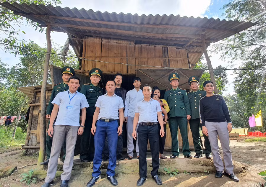 Lãnh đạo Báo GD&amp;TĐ và lãnh đạo Bộ Chỉ huy Biên phòng chụp ảnh lưu niệm cùng gia đình.