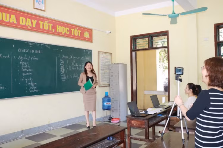 Nghỉ học ở vùng khó: Thầy cô đến tận ngõ, gõ cửa tận nhà