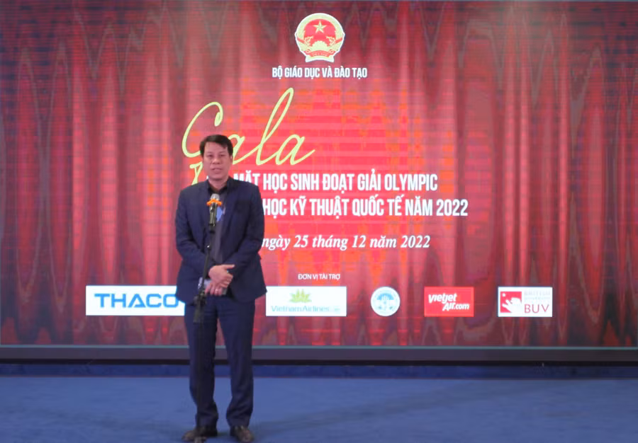 PGS.TS Nguyễn Quang Huy – Trưởng đoàn Sinh học tham dự Kỳ thi Olympic quốc tế phát biểu tại buổi lễ.