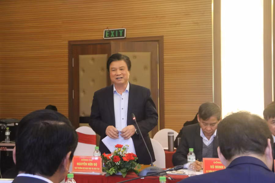 Thứ trưởng Bộ GD&amp;ĐT Nguyễn Hữu Độ phát biểu tại buổi làm việc.