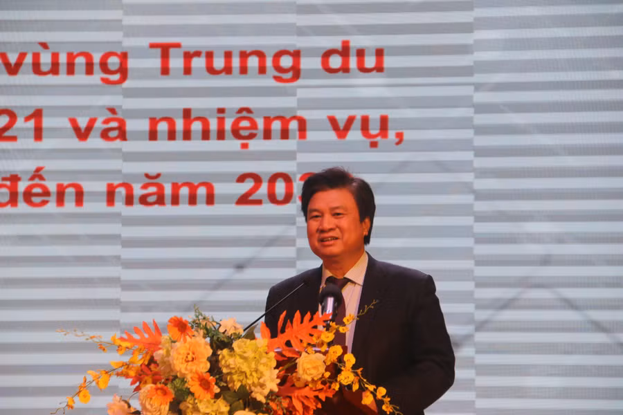 Thứ trưởng Bộ GD&amp;ĐT Nguyễn Hữu Độ báo cáo tại Hội nghị.