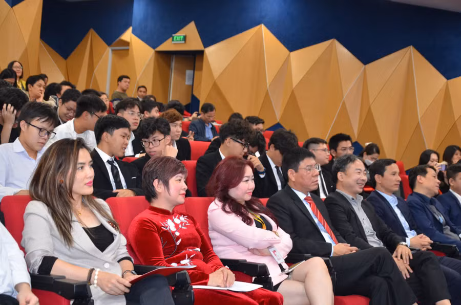 Các đại biểu tham dự gala.