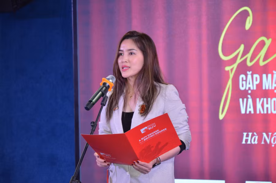 Bà Võ Hồng Hạnh, Giám đốc Marketing, Truyền thông và Tuyển sinh, Hợp tác, Trường Đại học Anh quốc Việt Nam chia sẻ tại gala.