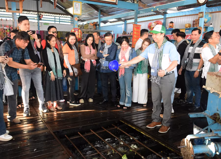Đoàn famtrip trải nghiệm tại làng bè. (Ảnh: T.T).
