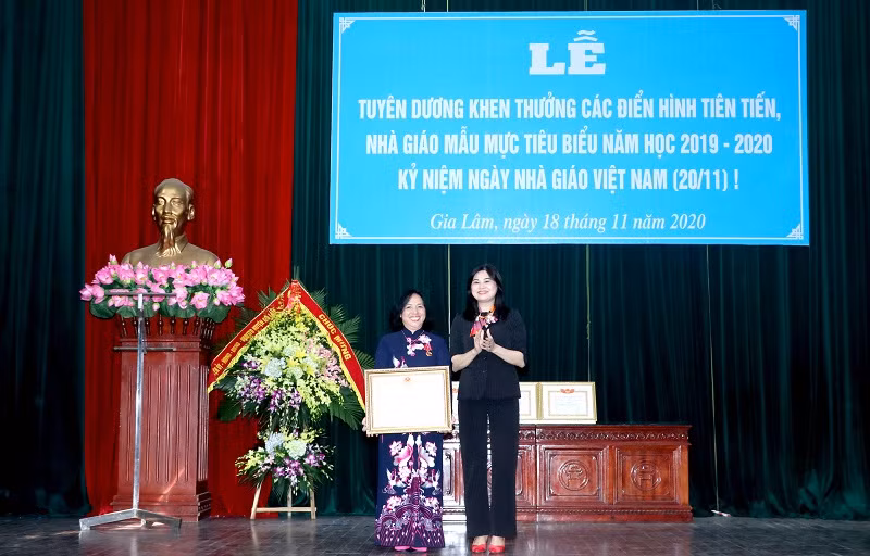 Cô Lê Thị Hà trong lần đón nhận Huân chương Lao động hạng Ba năm 2020. Ảnh: TG
