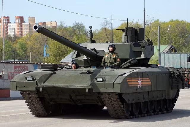  Trước đó trên các nguyên mẫu T-14 Armata ban đầu, tổ hợp súng máy tự động điều khiển từ xa PKTM được nạp đạn hoàn toàn thủ công tuy nhiên vấn đề này đã được khắc phục và kíp chiến đấu của T-14 chỉ cần dùng một nút bấm để thay đạn cho tổ hợp vũ khí tự động này. 
