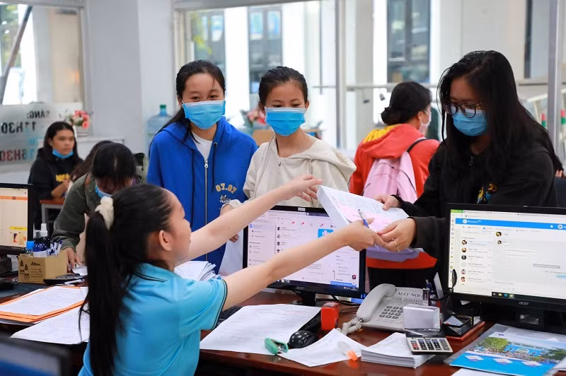 Thí sinh nộp hồ sơ xét tuyển đại học bằng phương thức xét học bạ tại Trường ĐH Công nghiệp Thực phẩm TPHCM.