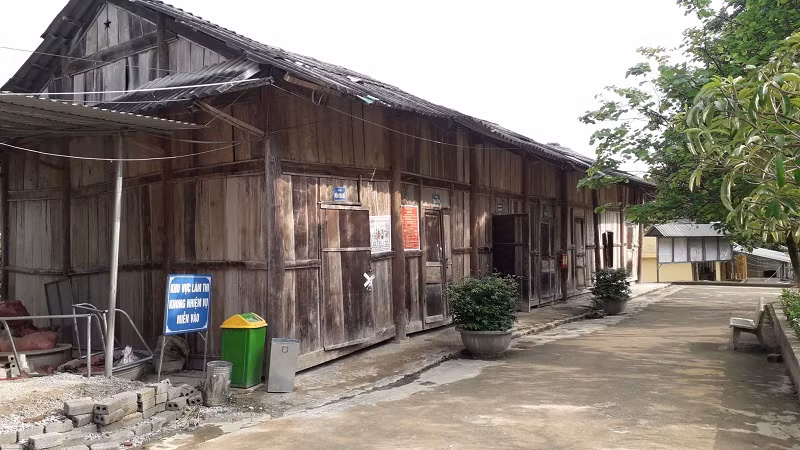 Nhà công vụ giáo viên được dựng tạm bợ.