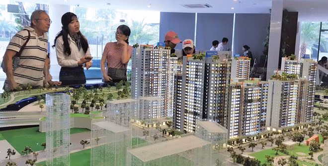 Người dân TPHCM tại một sàn giao dịch bất động sản