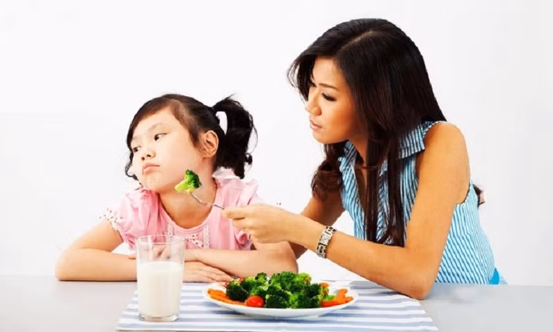 Trẻ ỷ lại khi cha mẹ làm hộ mọi việc.