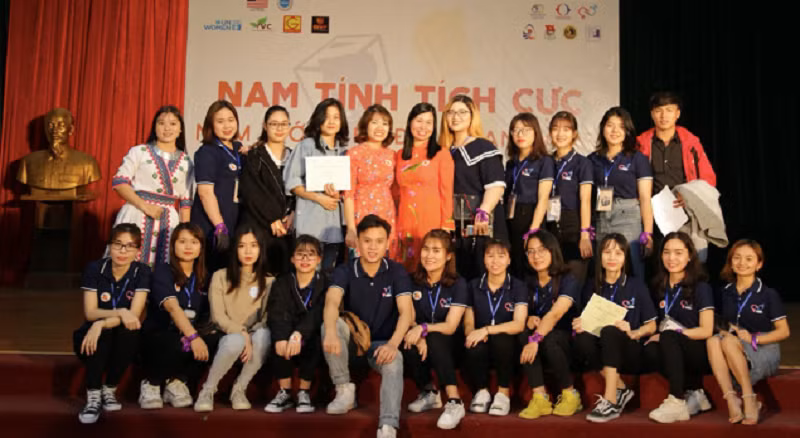 ThS Nguyễn Phương Chi (hàng trên, thứ 5 từ trái sang) và các nam nữ sinh viên, các đối tượng nghiên cứu của chương trình.