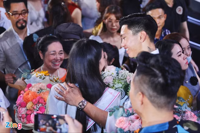 Đoàn Văn Hậu gây "sốt" khi công khai ôm Doãn Hải My sau chung kết HHVN 2020 ảnh 3