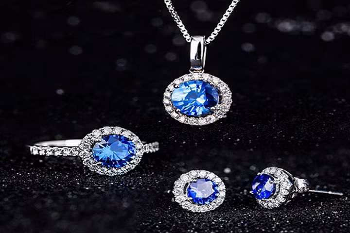 Ngày Tết, chọn trang phục, trang sức theo phong thủy: Mệnh Thủy