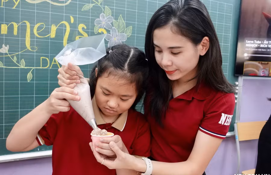 Cô trò Trường Tiểu học Nguyễn Bỉnh Khiêm (Cầu Giấy, Hà Nội) trong một hoạt động phát triển kỹ năng cho học sinh. Ảnh: NTCC