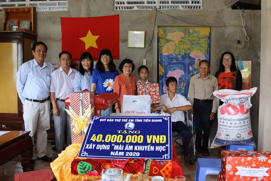 Em Quỳnh Anh và cha nhận nhiều quà tặng từ các tổ chức, cá nhân.
