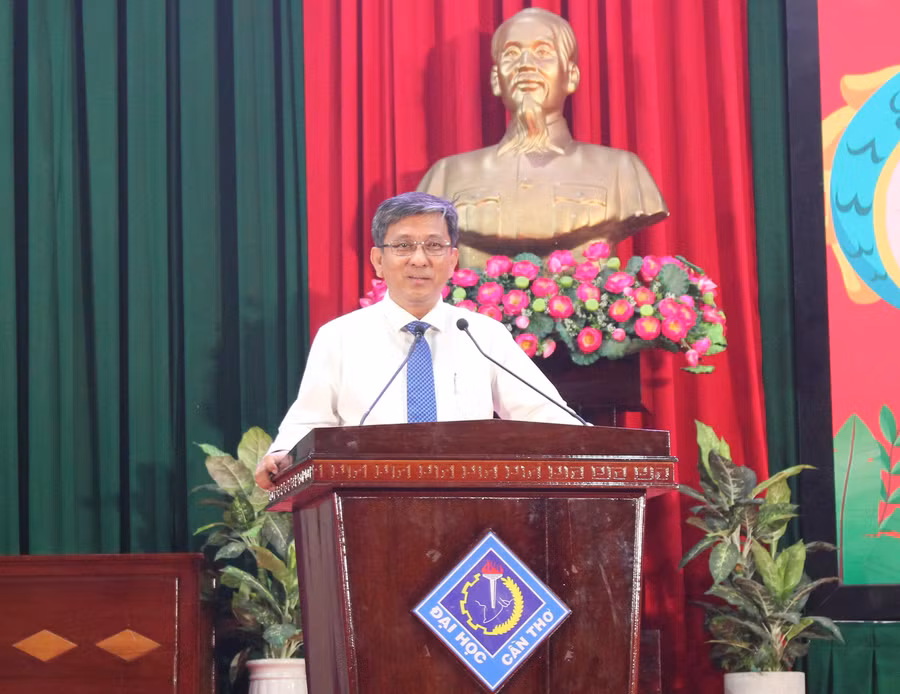 PGS.TS Trần Trung Tính - Hiệu trưởng Trường ĐH Cần Thơ phát biểu tại buổi lễ. PGS.TS Trần Trung Tính - Hiệu trưởng Trường ĐH Cần Thơ phát biểu tại buổi lễ.