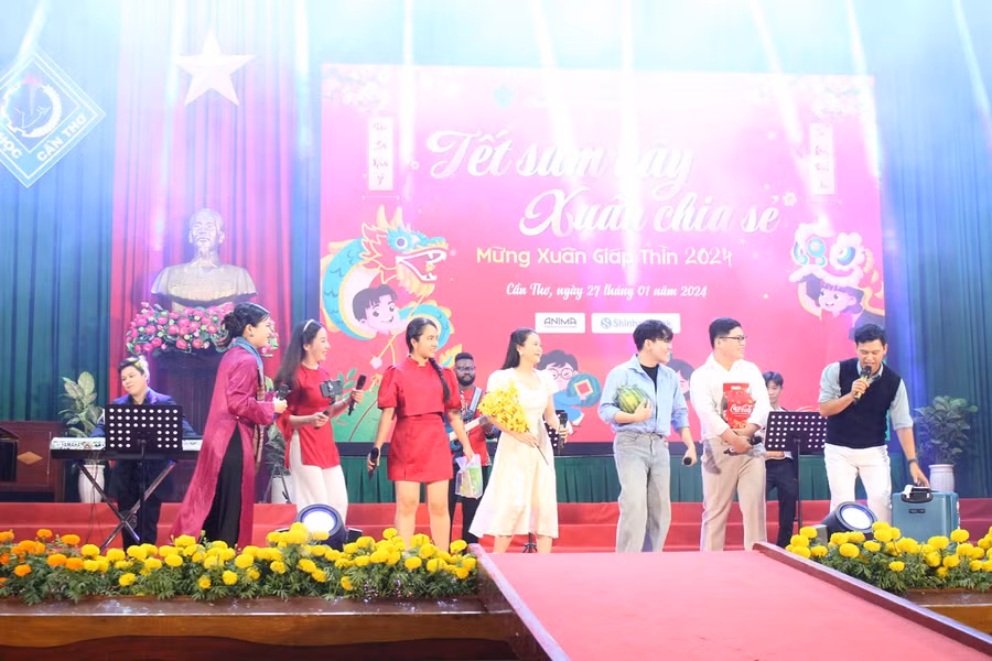 Tiết mục văn nghệ chào mừng Chương trình “Tết sum vầy - Xuân chia sẻ”. Tiết mục văn nghệ chào mừng Chương trình “Tết sum vầy - Xuân chia sẻ”.