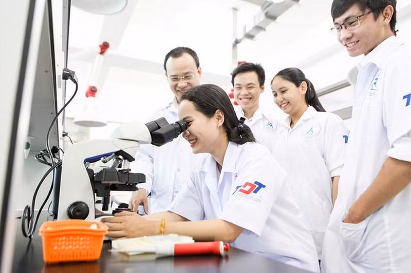 Sinh viên Trường ĐH Tôn Đức Thắng nghiên cứu khoa học. Ảnh: Internet
