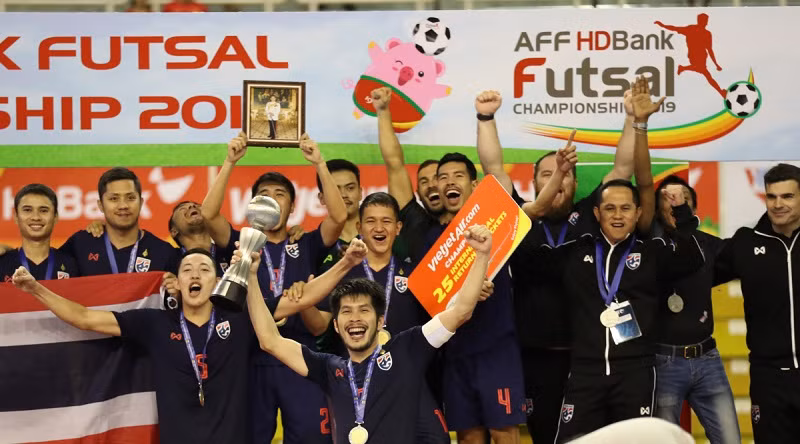 Các cầu thủ Thái Lan ăn mừng chức vô địch futsal Đông Nam Á 2019 tại TP Hồ Chí Minh.