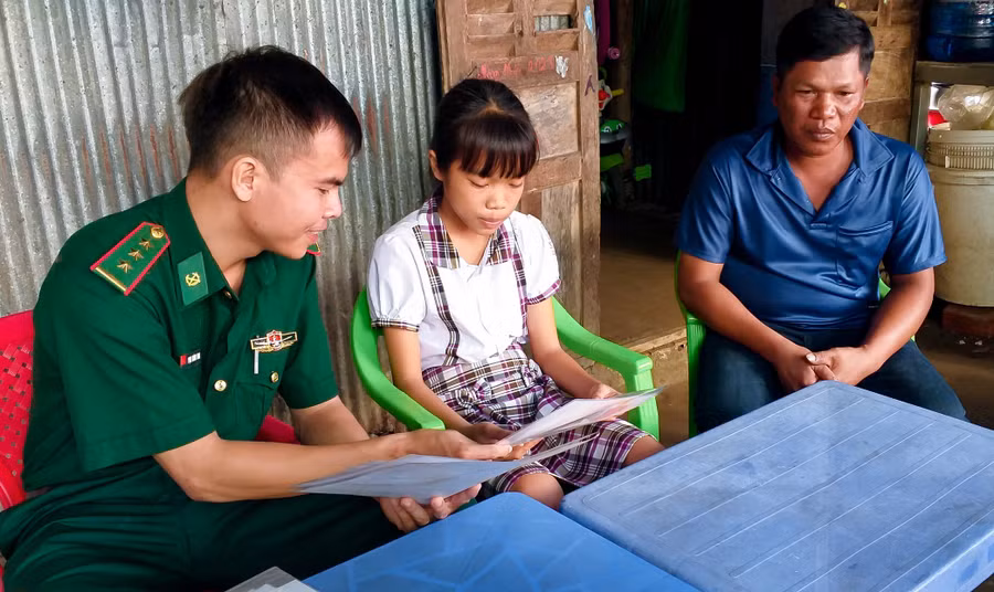 Cán bộ Đồn Biên phòng Trung Bình đến thăm hỏi, động viên em Thạch Thị Mỹ Tuyền. 