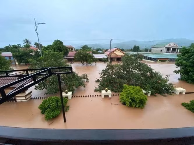 Hàng nghìn ngôi nhà của huyện Hướng Hóa (Quảng Trị) chìm trong nước. Ảnh: ITN