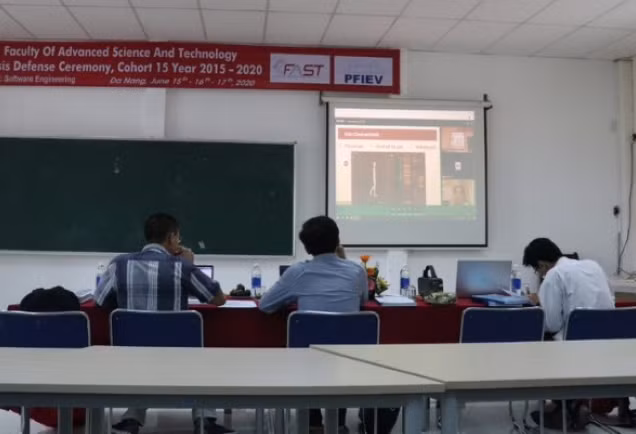 SV Trường ĐH Bách khoa, ĐH Đà Nẵng bảo vệ đồ án trực tuyến.