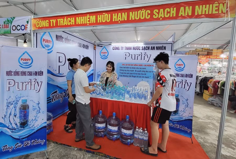 Người tiêu dùng chọn mua những sản phẩm chất lượng tại Hội chợ.