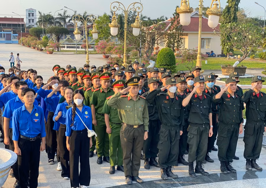Đoàn viên, thanh niên dâng hương tưởng niệm tại Nghĩa trang liệt sĩ tỉnh An Giang. Đoàn viên, thanh niên dâng hương tưởng niệm tại Nghĩa trang liệt sĩ tỉnh An Giang.