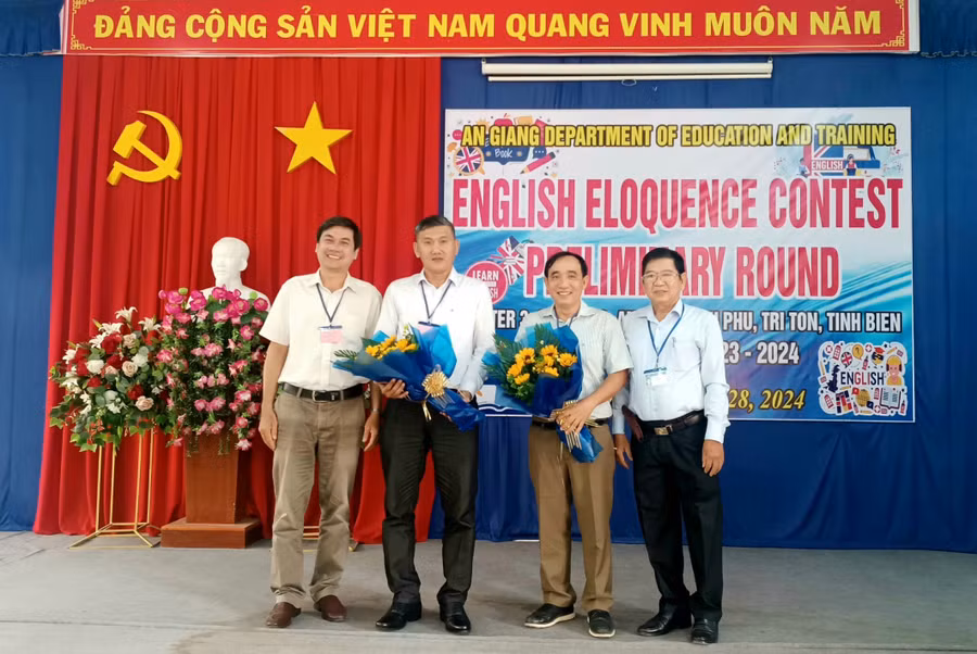 Ban tổ chức tặng hoa cảm ơn giám khảo hội thi.