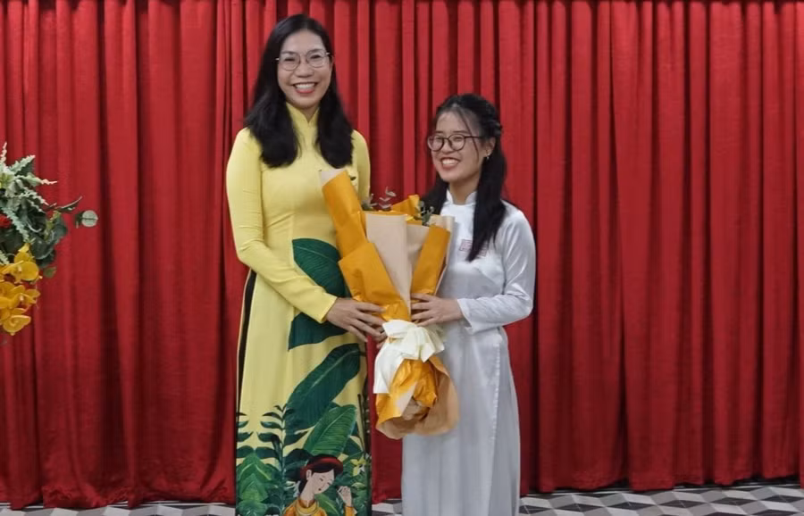 Cô Bùi Minh Tâm, Bí thư Chi bộ, Hiệu trưởng nhà trường trao quyết định kết nạp Đảng cho Minh Nguyệt.