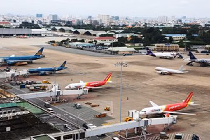 Các hãng hàng không đồng loạt tăng giá vé máy bay và phí dịch vụ
