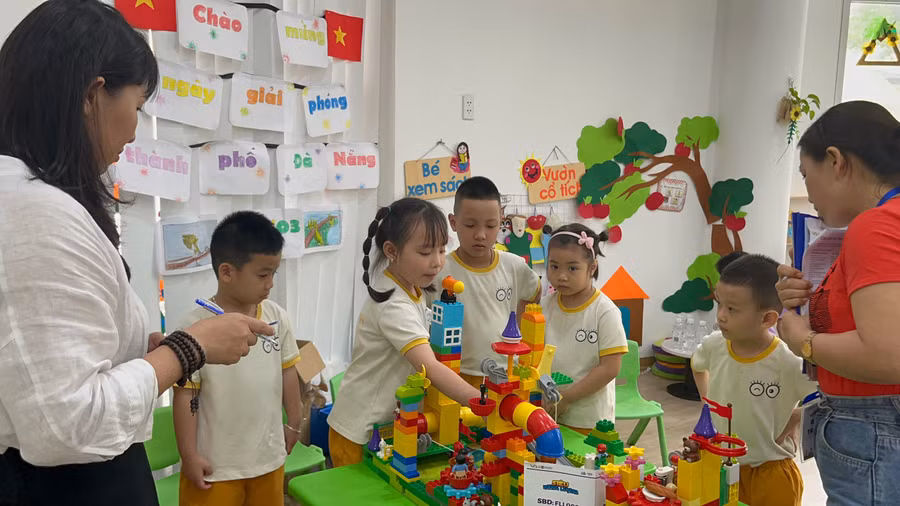 Một đội dự thi đang trình bày ý tưởng sáng tạo của mình với Ban giám khảo. Một đội dự thi đang trình bày ý tưởng sáng tạo của mình với Ban giám khảo.