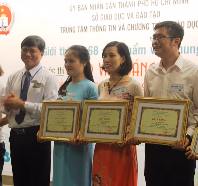 Ba giáo viên đạt giải Nhất hạng mục dạy học theo dự án tại vòng chung kết cuộc thi Giáo viên sáng tạo trên nền tảng CNTT