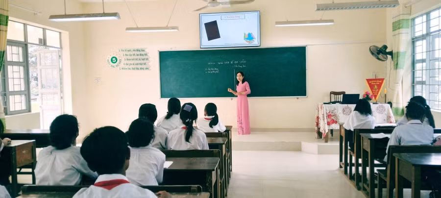 Cô Nguyễn Thị Bích Huy và học sinh Trường TH&THCS Ea Trol trong giờ Ngữ văn.