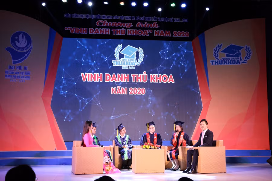 Giao lưu với bốn gương mặt thủ khoa xuất sắc.