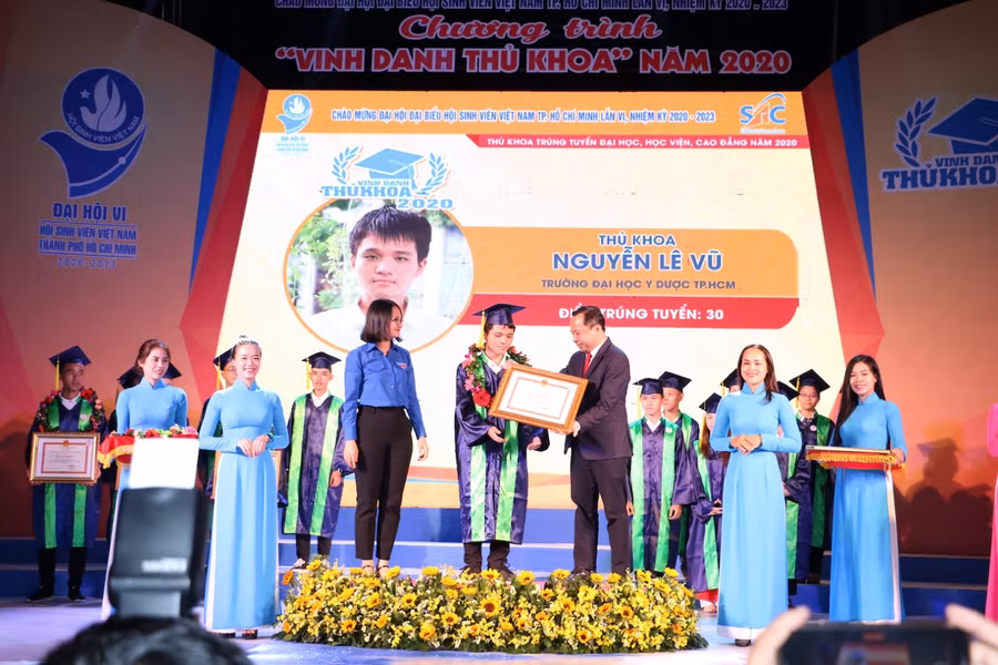 Vinh danh Nguyễn Lê Vũ, thủ khoa Trường ĐH Y Dược TPHCM.