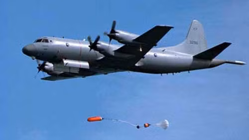 P-3C Orion hội tụ nhiều công nghệ đỉnh cao của thế giới trong nhiệm vụ tuần tra hàng hải và chiến tranh chống tàu ngầm, trong ảnh P-3C Orion đang thả phao định vị tàu ngầm.