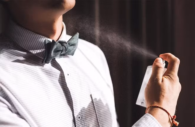 7. Dùng nước hoa: Trong trường hợp cần khử mùi nhanh chóng, nước hoa là gợi ý lý tưởng. Tuy vậy, nước hoa mang tính cải thiện tạm thời. Hãy tắm rửa mỗi ngày, thay quần áo mới, giữ cơ thể sạch sẽ nhằm ngăn chặn mùi hôi. Ảnh: FragranceX.