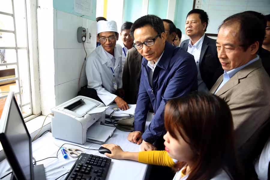 Phó Thủ tướng xem nhân viên y tế trạm thao tác trên hệ thống quản lý thông tin tiêm chủng quốc gia. Ảnh: VGP/Đình Nam Phó Thủ tướng xem nhân viên y tế trạm thao tác trên hệ thống quản lý thông tin tiêm chủng quốc gia. Ảnh: VGP/Đình Nam