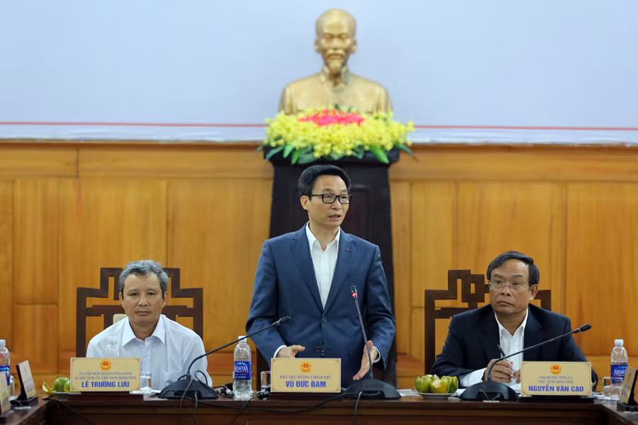 Làm việc với lãnh đạo tỉnh Thừa Thiên Huế, ngày 30/3, Phó Thủ tướng Vũ Đức Đam đề nghị phải mạnh dạn tháo gỡ những vướng mắc đang làm khó trạm y tế trong thực hiện chăm sức khỏe cho người dân. Ảnh: VGP/Đình Nam Làm việc với lãnh đạo tỉnh Thừa Thiên Huế, ngày 30/3, Phó Thủ tướng Vũ Đức Đam đề nghị phải mạnh dạn tháo gỡ những vướng mắc đang làm khó trạm y tế trong thực hiện chăm sức khỏe cho người dân. Ảnh: VGP/Đình Nam
