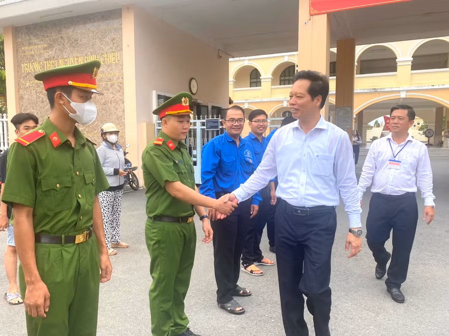 Ông Nguyễn Thành Diệu, Phó Chủ tịch UBND tỉnh Tiền Giang động viên lực lượng làm nhiệm vụ thi. Ông Nguyễn Thành Diệu, Phó Chủ tịch UBND tỉnh Tiền Giang động viên lực lượng làm nhiệm vụ thi.