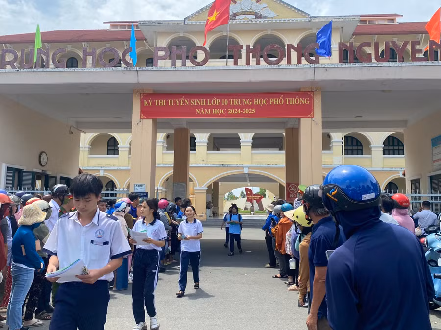 Thí sinh Tiền Giang hoàn thành bài thi Ngữ văn sáng 5/6.