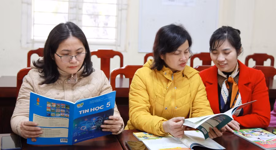 Giáo viên Trường Tiểu học Mê Linh (Mê Linh, Hà Nội) chọn SGK. Ảnh: Vân Anh