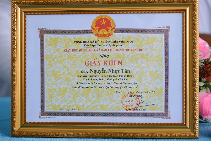 Giấy khen của Sở GD&ĐT thành phố Cần Thơ trao tặng thầy giáo Nguyễn Nhựt Tân. Giấy khen của Sở GD&ĐT thành phố Cần Thơ trao tặng thầy giáo Nguyễn Nhựt Tân.